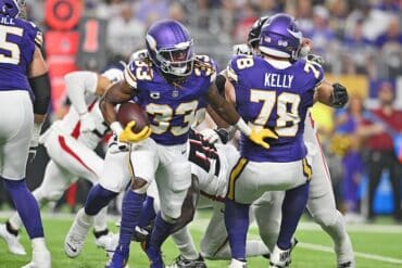 Aaron Jones Sr. runs the ball.