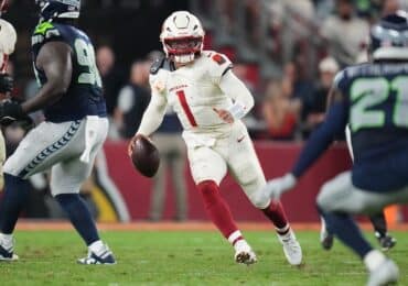 Kyler Murray runs with the ball in his hand.