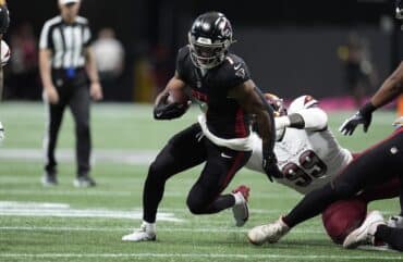 Bijan Robinson runs the ball.