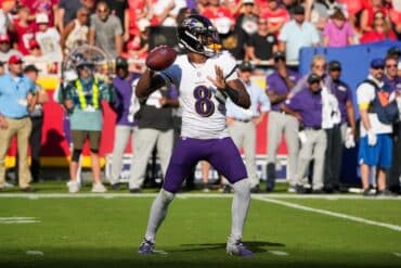 Lamar Jackson readies to throw ball.