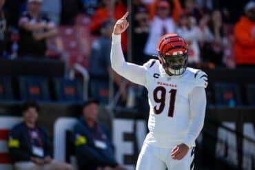 Cincinnati Bengals defensive end Trey Hendrickson puts his finger up.