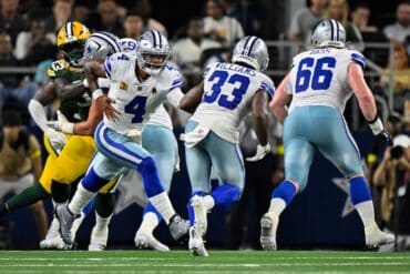 Dak Prescott hands the ball off.