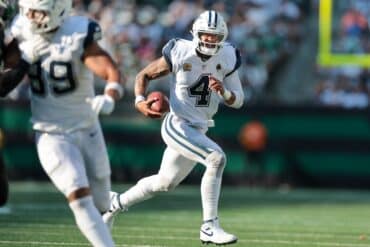 Dak Prescott runs the ball.
