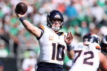 Bo Nix goes to throw the ball.