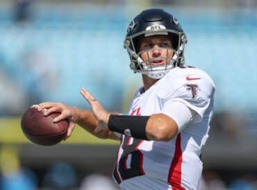 Kirk COusins readies to throw the ball.