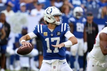 Daniel Jones readies to throw a ball.