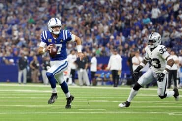 Daniel Jones runs the ball.