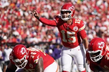 Patrick Mahomes puts his arm up.