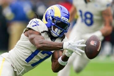 Davante Adams goes to catch the ball.