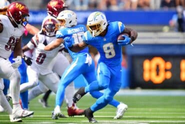 Omarion Hampton runs the ball.
