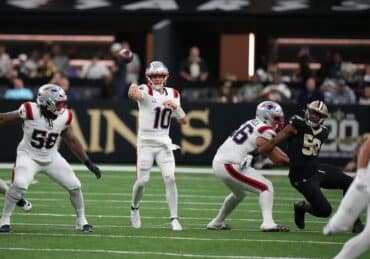 Drake Maye throws the ball.