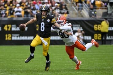 Aaron Rodgers runs the ball.