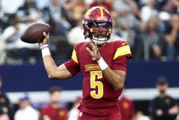Jayden Daniels readies to throw the ball.