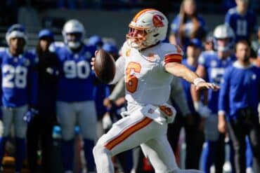 Baker Mayfield runs the ball.