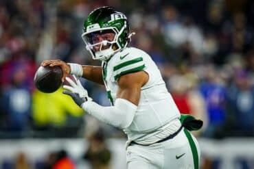 Justin Fields throws the ball.