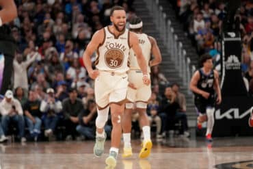 Stephen Curry Wears Sabrina Ionescu’s Shoes In Win Over Jazz