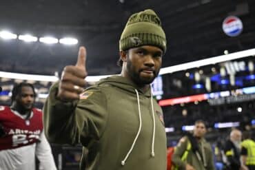 Cardinals quarterback Kyler Murray puts thumb up.