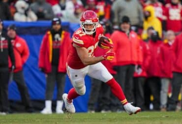 Travis Kelce runs with the ball.