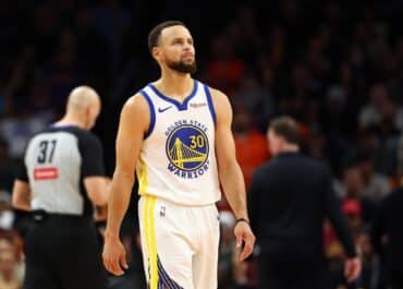 Stephen Curry simply can't do enough to prop up the Warriors' offense on his own.