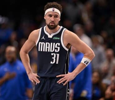 WATCH Dallas Mavericks Klay Thompson Signs Autographs Before Christmas Day Game Against Warriors