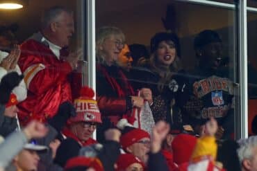 Taylor Swift stands in staidum.
