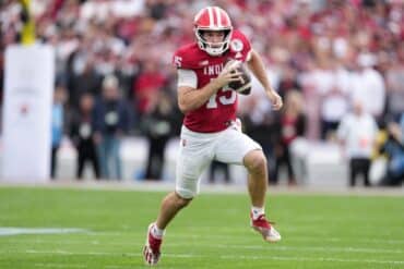 Hoosiers quarterback Fernando Mendoza runs the ball.