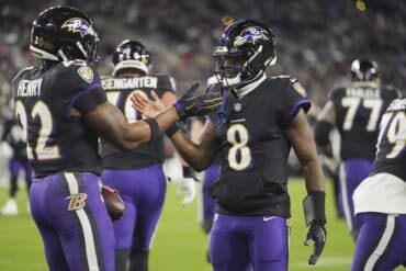 Quarterback Lamar Jackson claps hands.