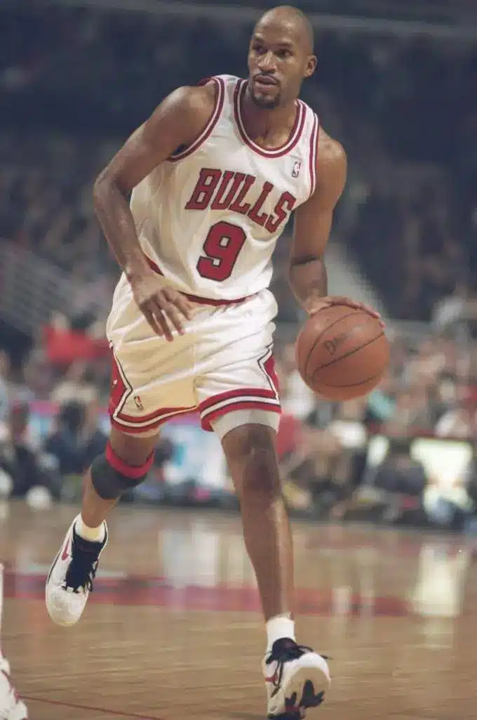 Ron Harper dribbling a basketball while wearing a Chicago Bulls jersey.