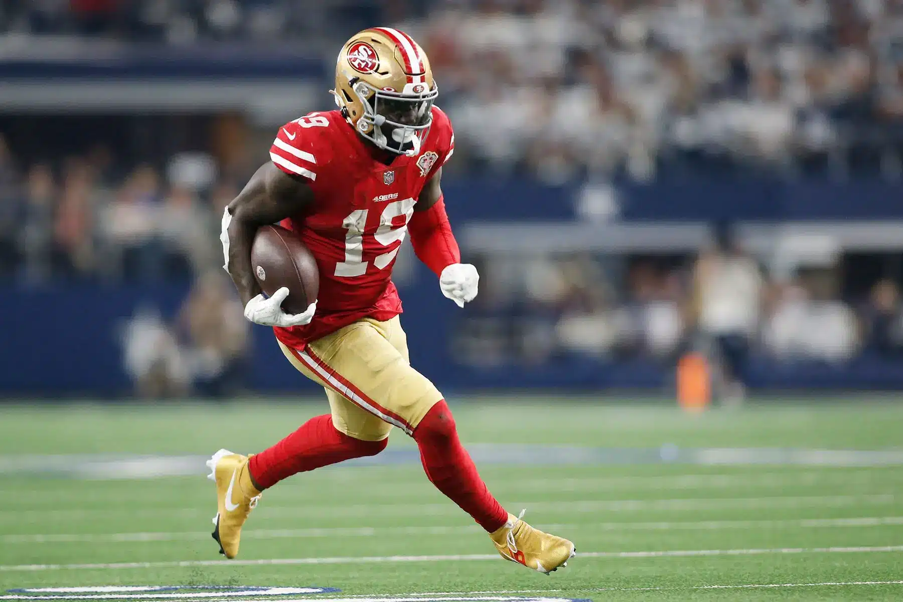 Deebo Samuel running with the football during a game for the San Francisco 49ers.